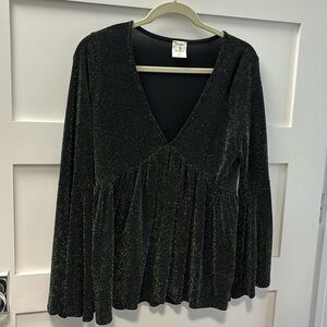 Perfect holiday top, black knit w/silver metallic, flowy stretch material Sz med